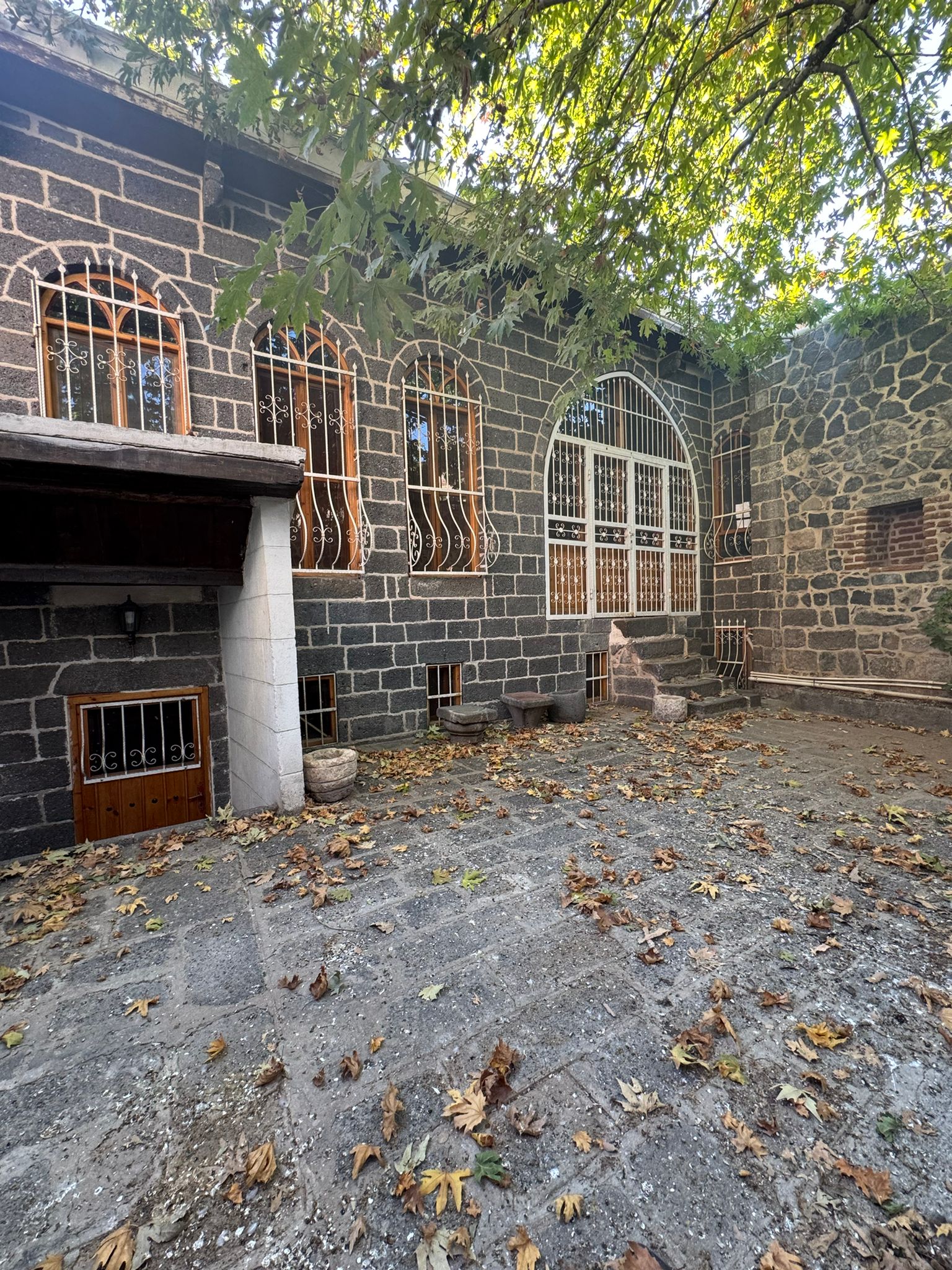 KAYA EMLAK'TAN SURDA TARİHİ TESCİLLİ KONAK